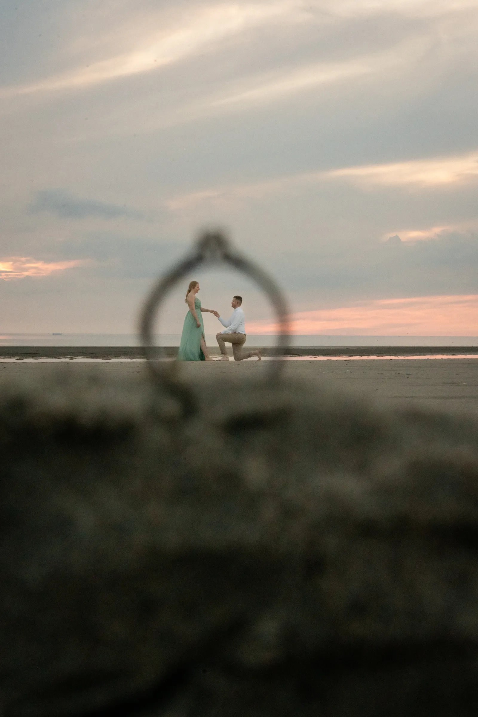 Couple de mariés au coucher de soleil