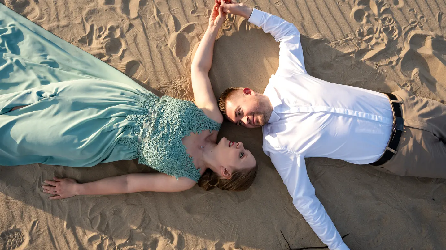 Blandine et Cédric allongés sur le sable, vus d'en haut