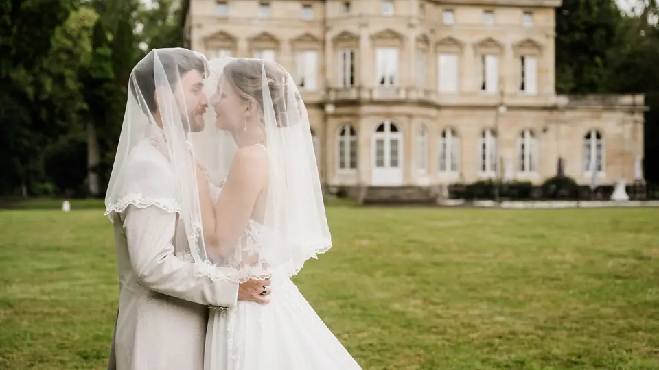 Alice et Léo sous le voile, sur la pelouse d'un château
