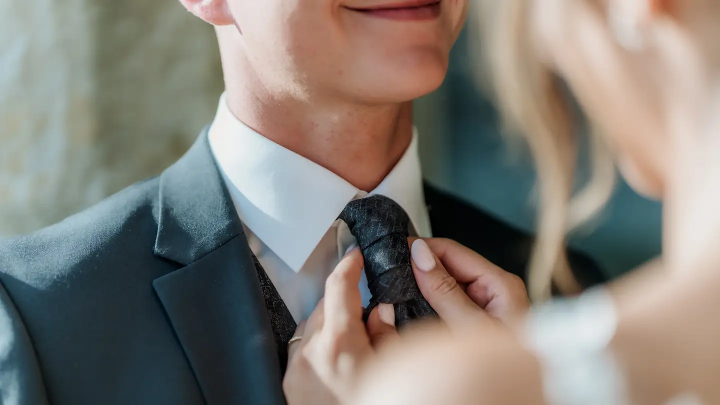 La mariée ajuste la cravate de Thibault