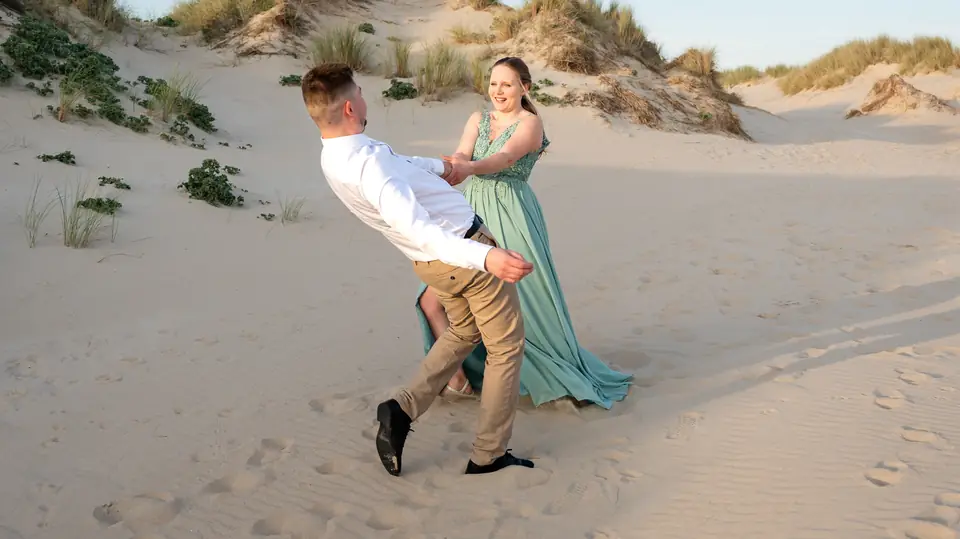 Blandine et Cédric dansent dans les dunes
