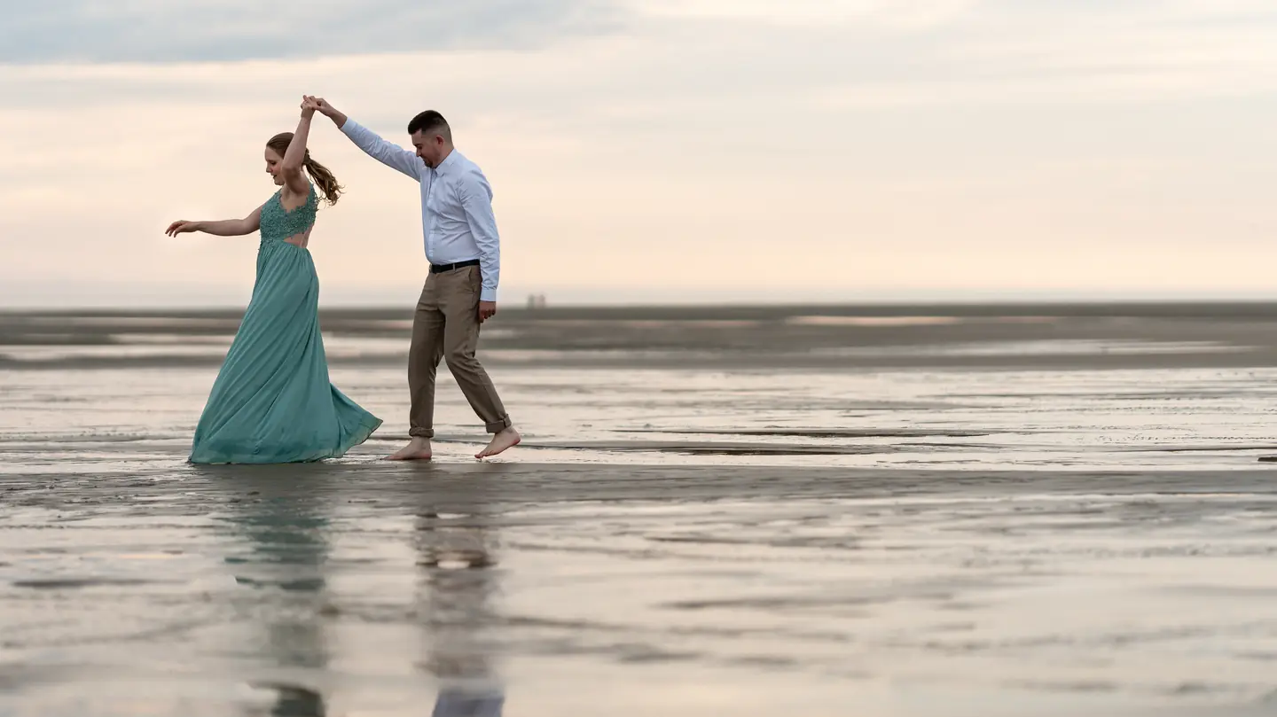 Blandine et Cédric dansent pieds dans l'eau à marée basse