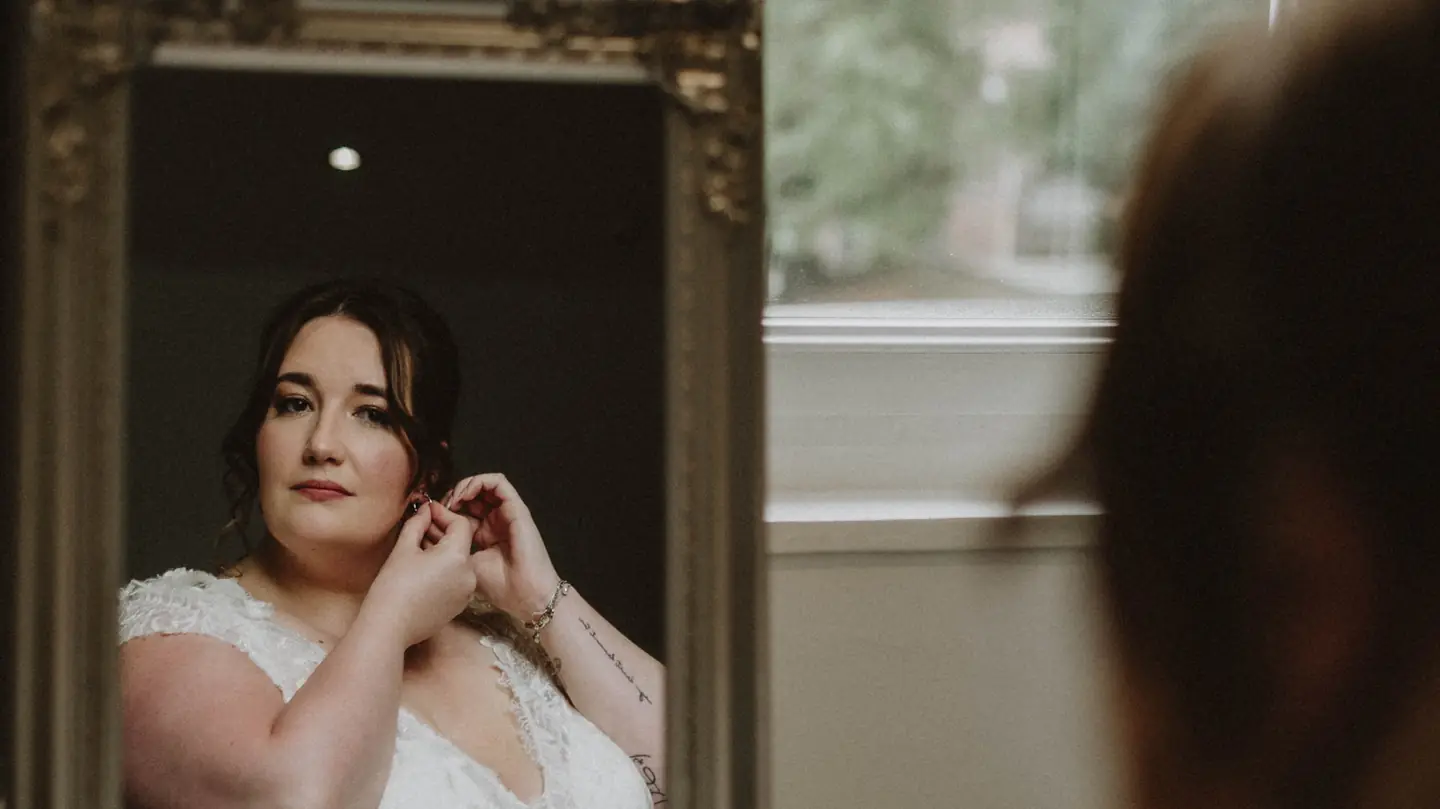 La mariée se prépare devant un miroir