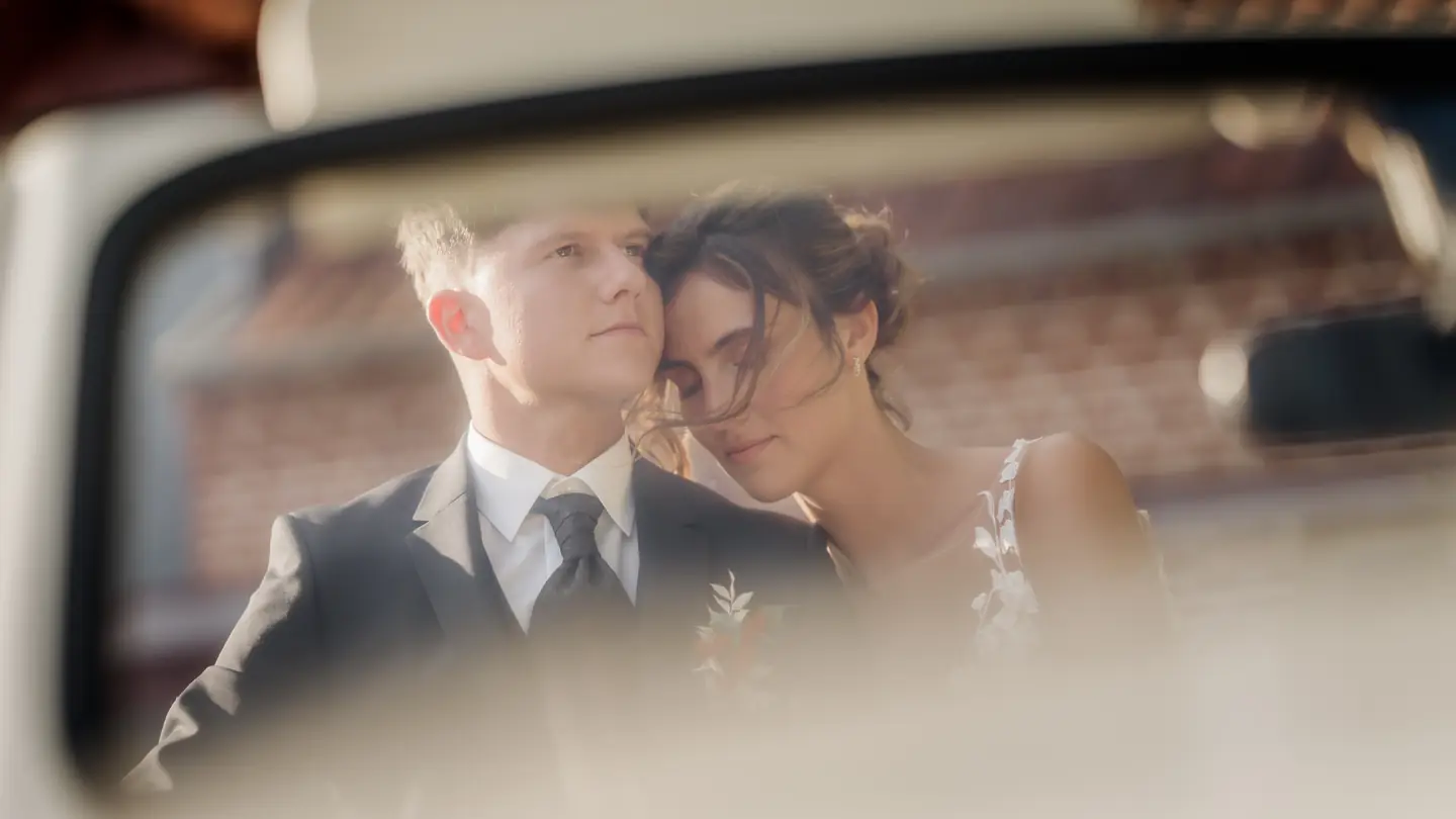 Thibault et Marie dans le rétroviseur d'une voiture