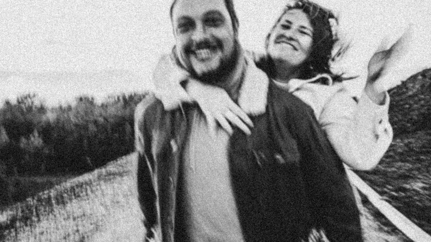Hélène sur le dos de Benoît, éclat de rire, en noir et blanc