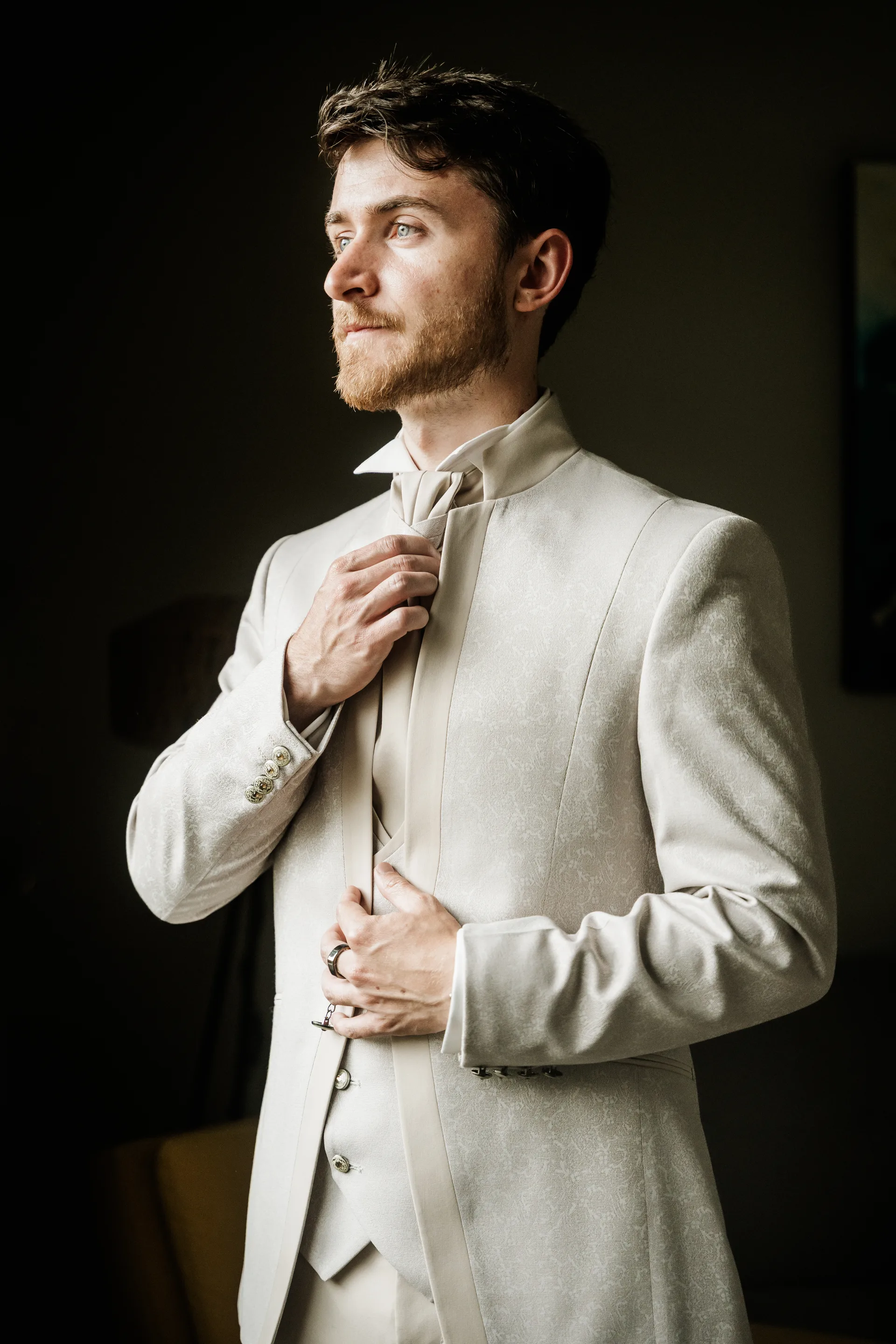 Mariage — moment de complicité entre les mariés