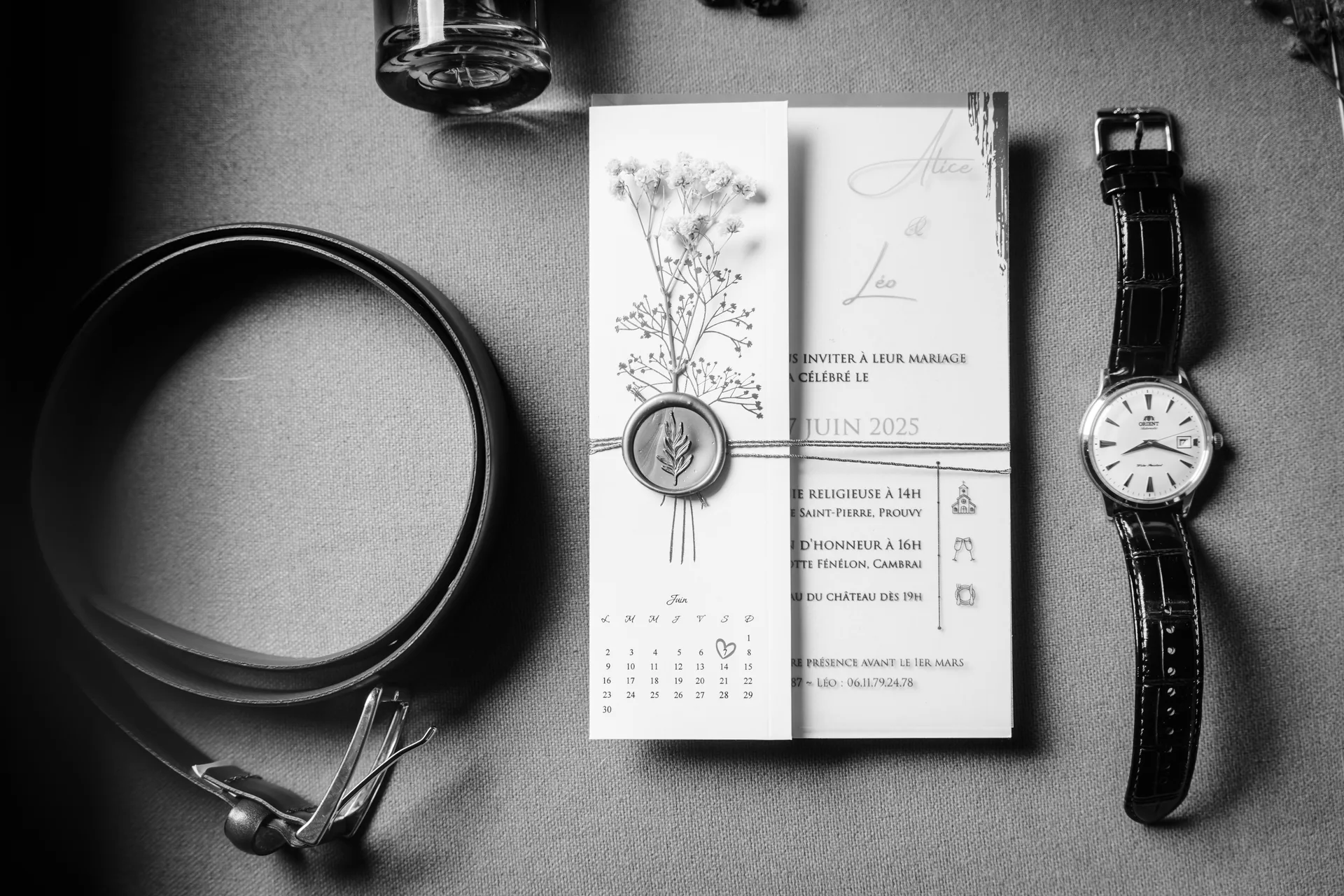 Mariage en noir et blanc — instant de tendresse