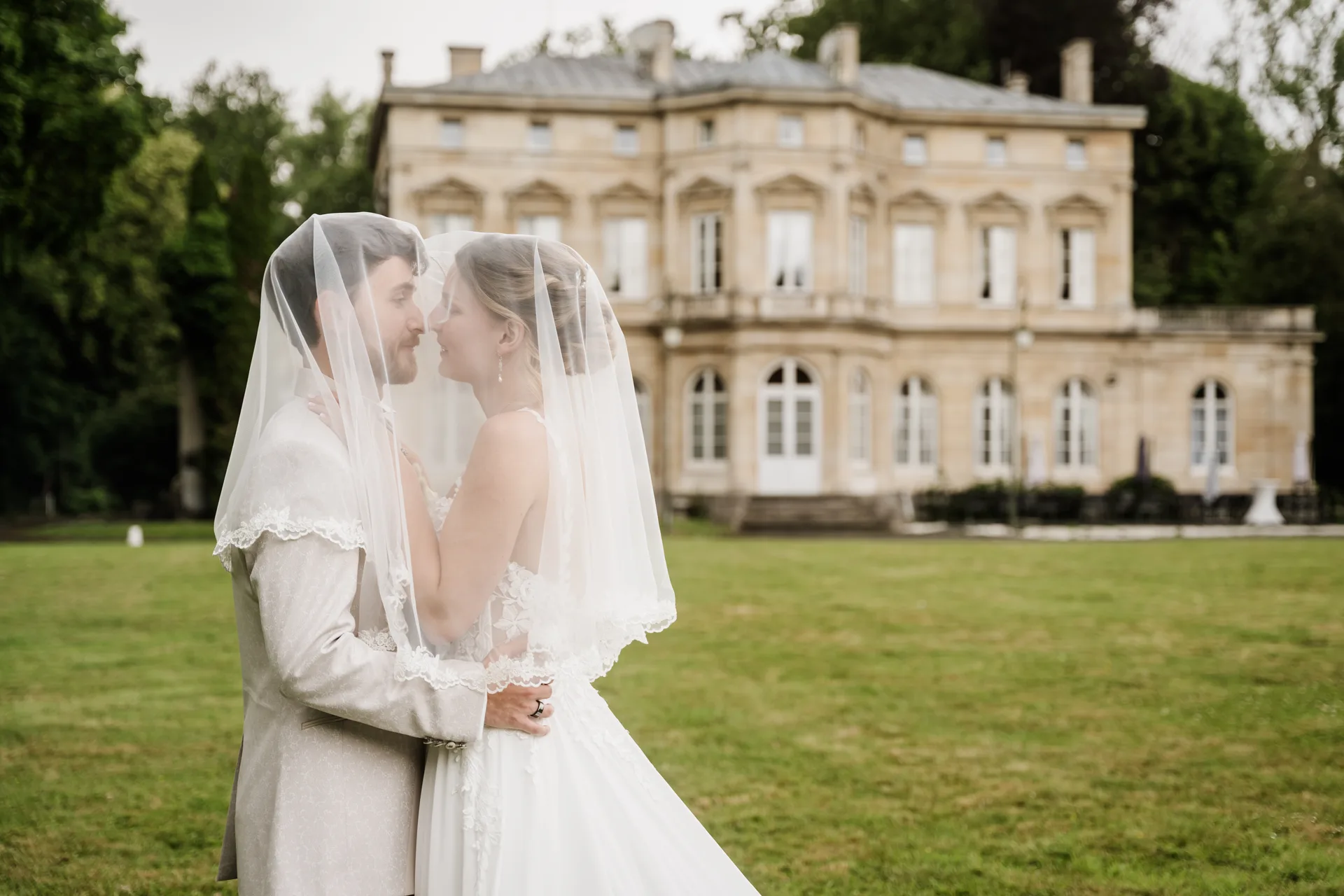 Mariage — regard échangé entre les mariés