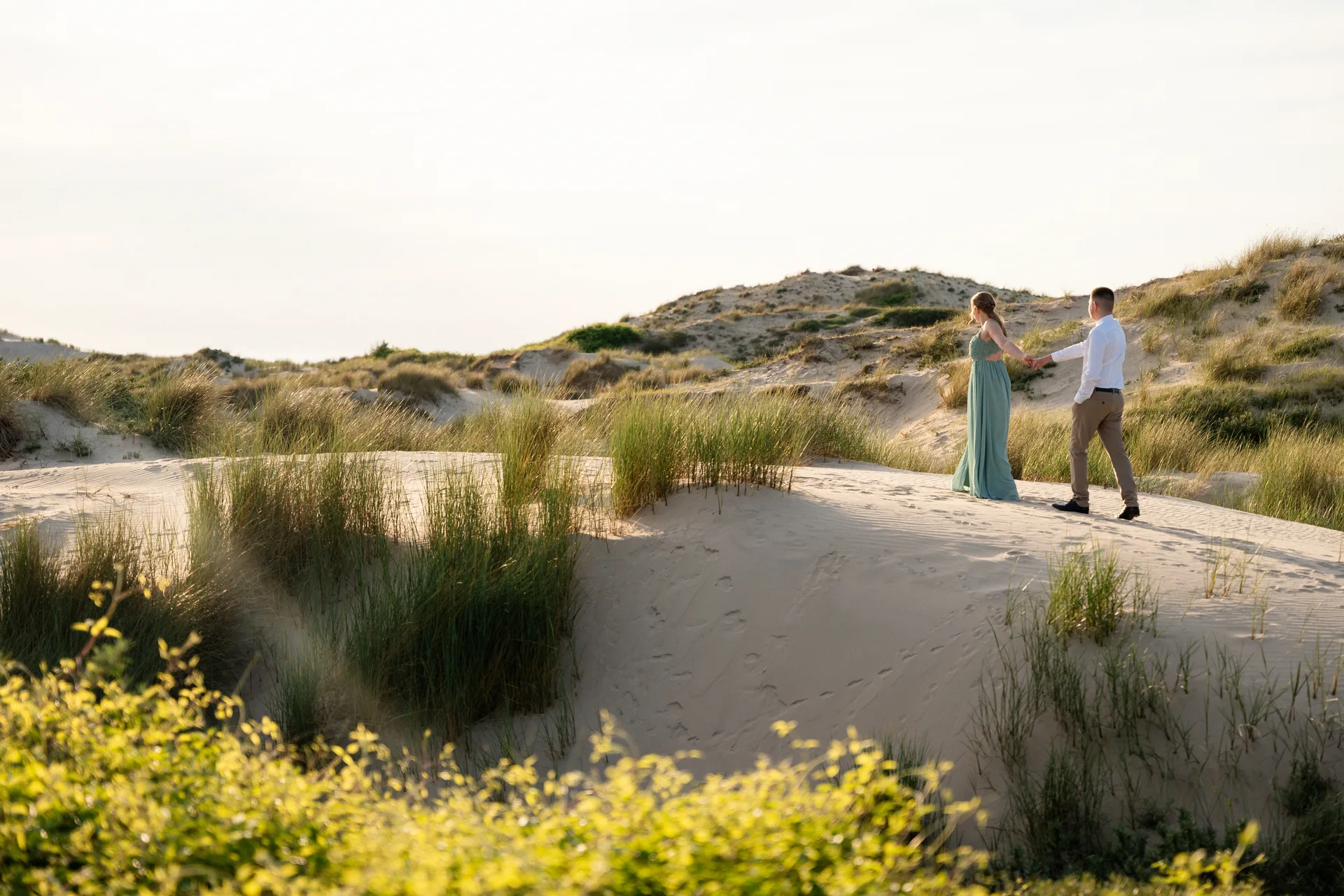Mariage — couple dans les dunes au coucher du soleil