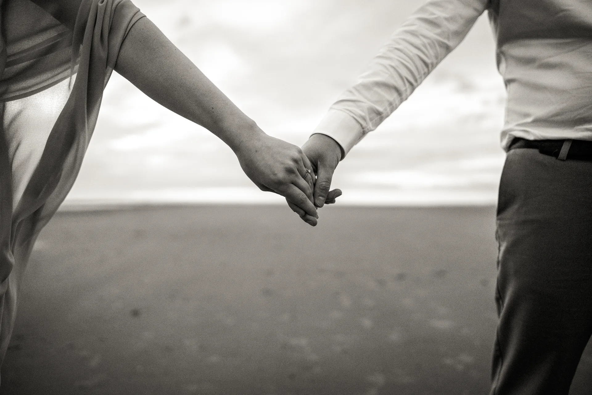 Mariage en noir et blanc — silhouette couple