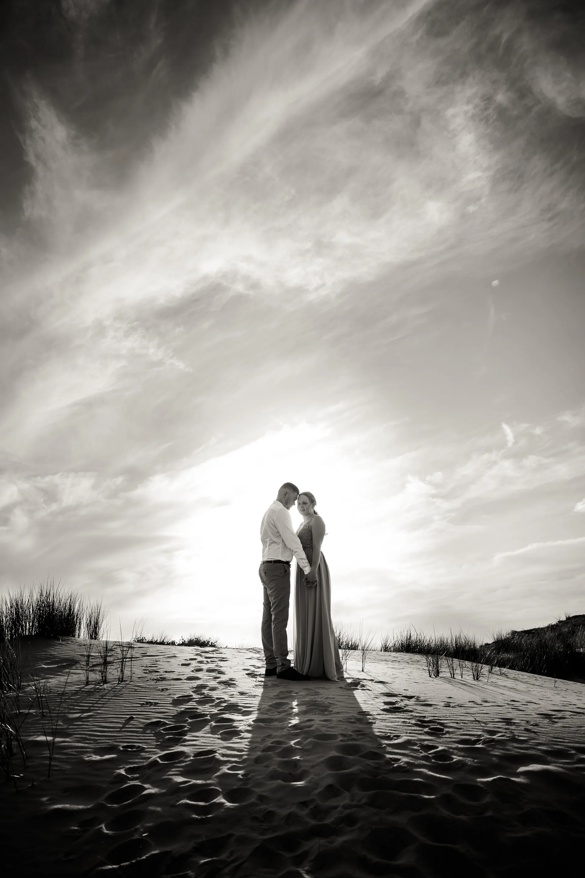 Mariage en noir et blanc — marié devant le château