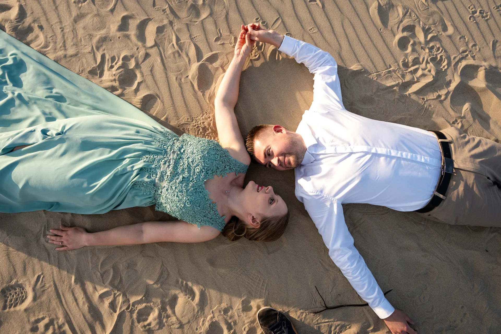 Mariage — couple allongé sur le sable