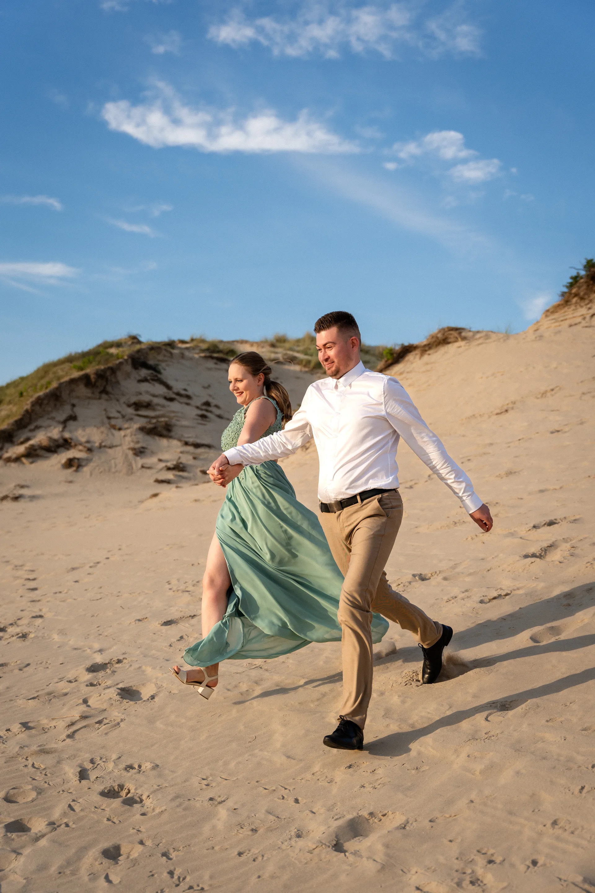 Mariage — parapluie sur la plage
