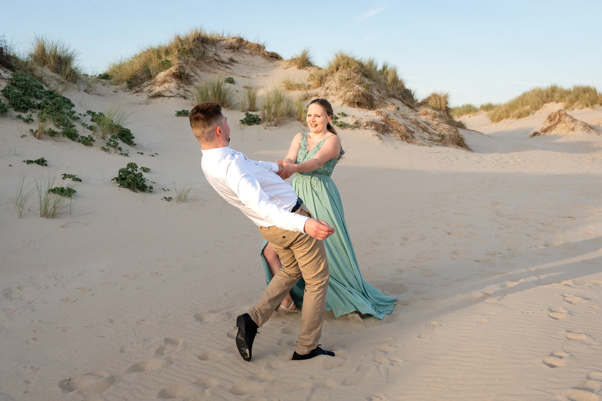 Mariage — danse sur les dunes