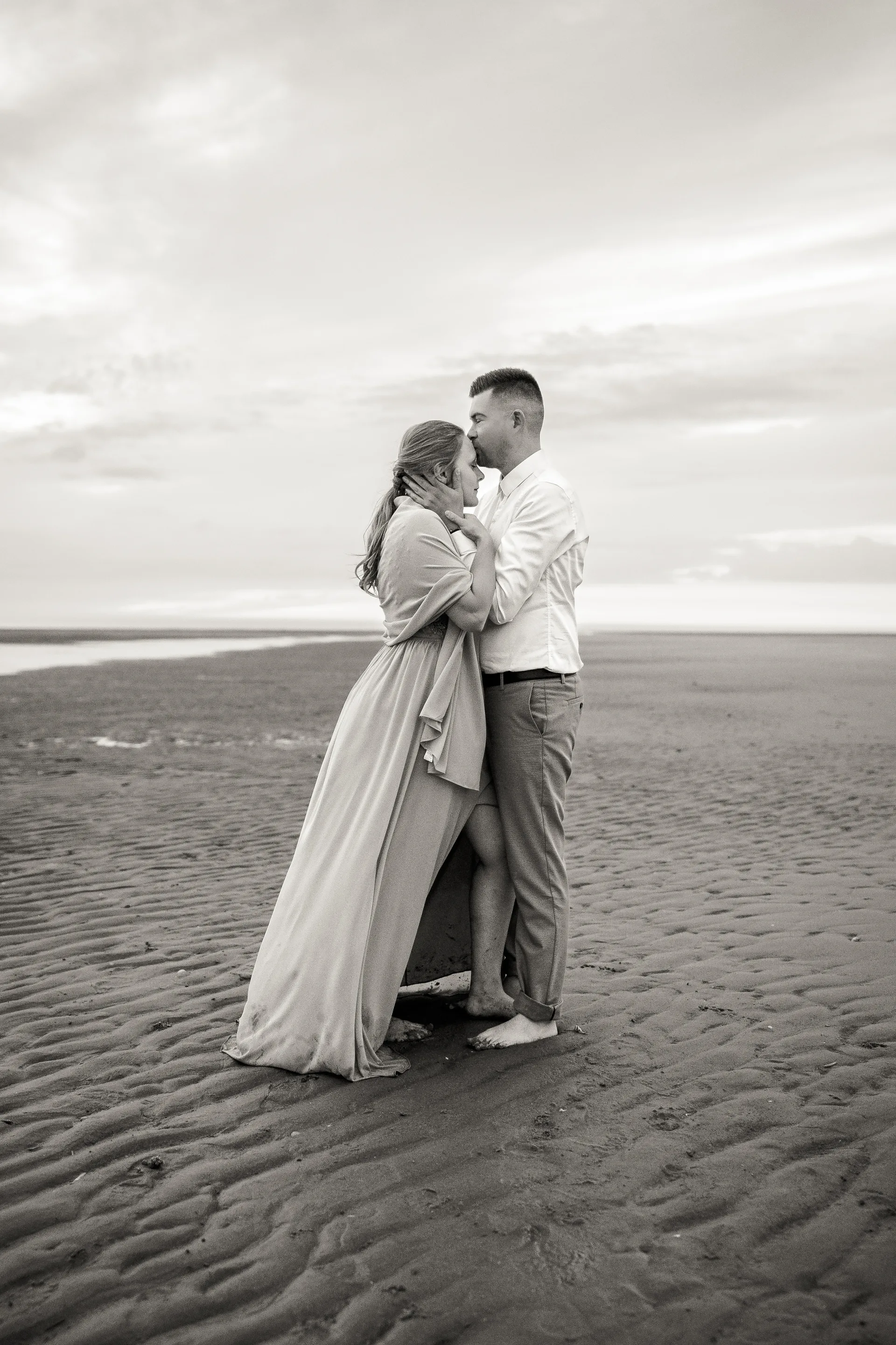 Mariage en noir et blanc — contre-jour dans les dunes
