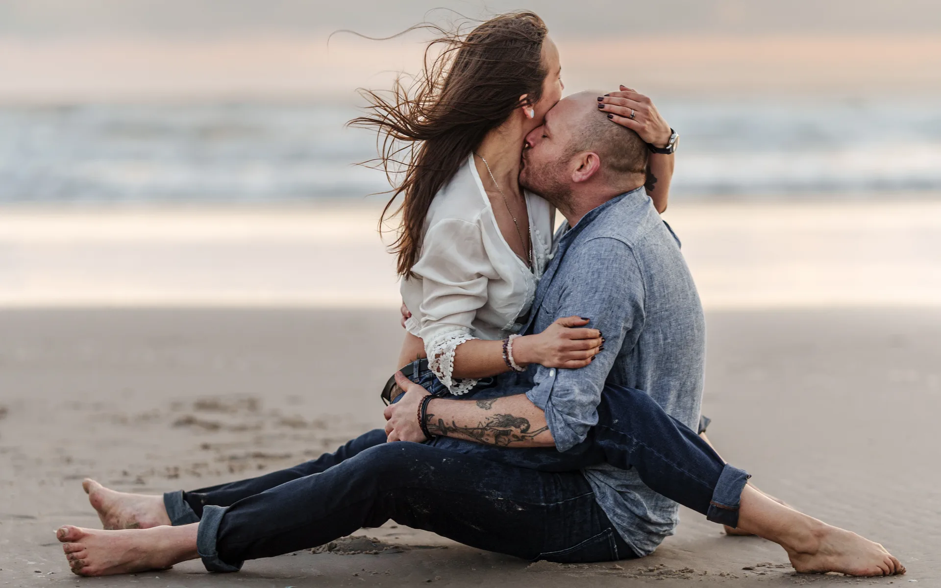 Mariage — couple sur les marches du château