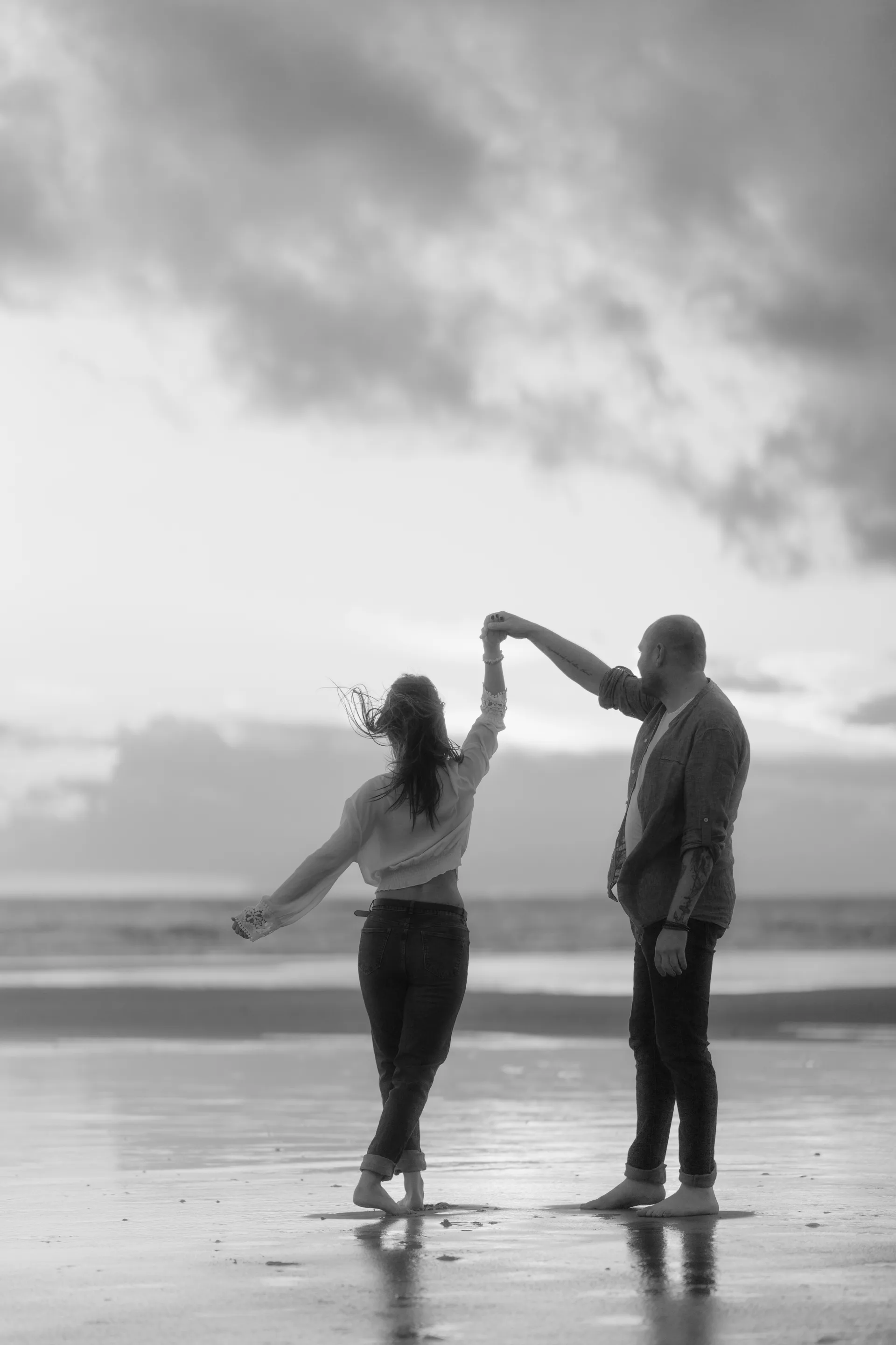 Mariage — baiser sur la plage au crépuscule