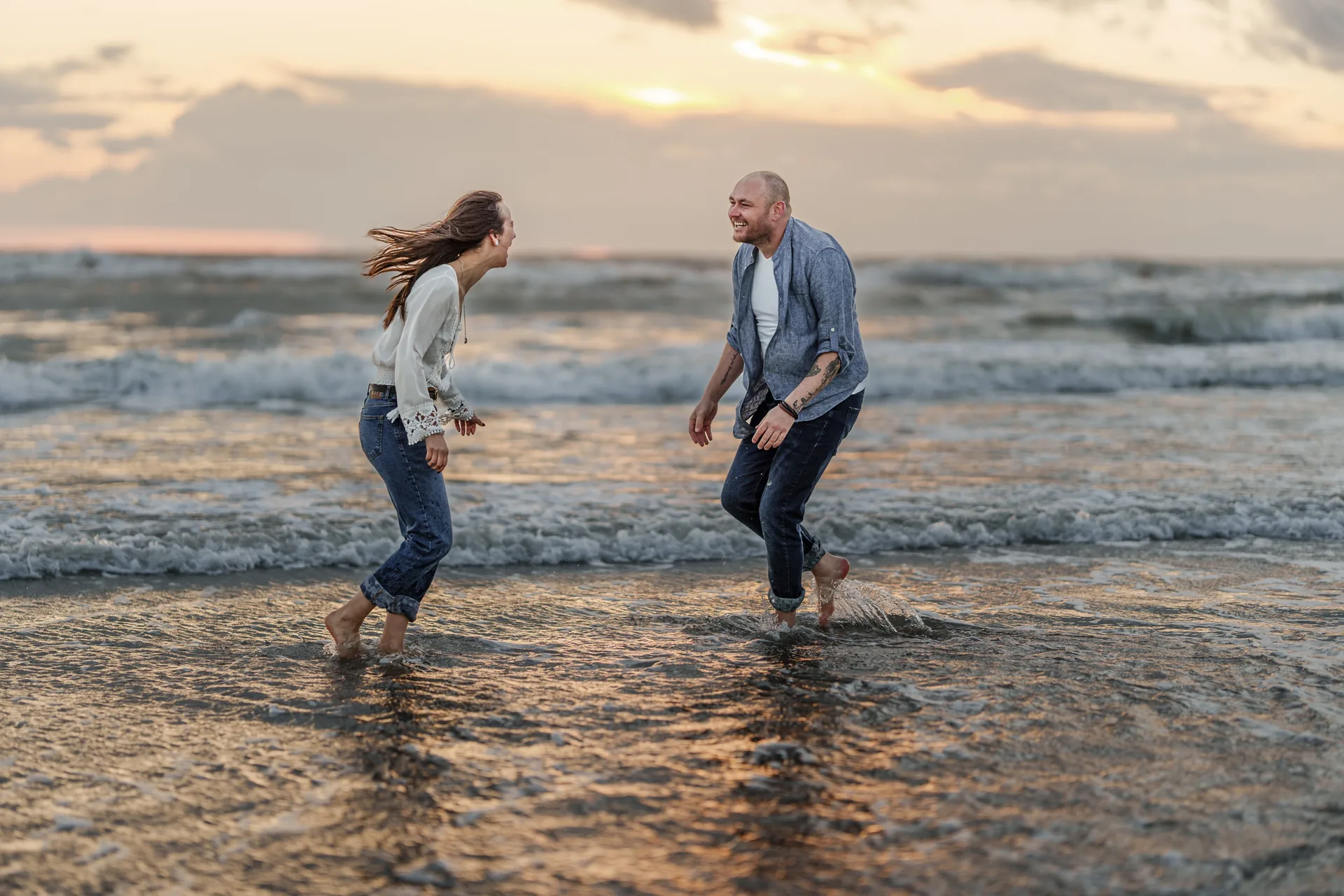 Mariage — couple marchant sur la plage
