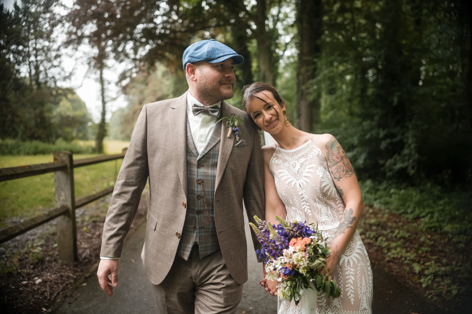 Mariage — mariée avec voile dans la forêt