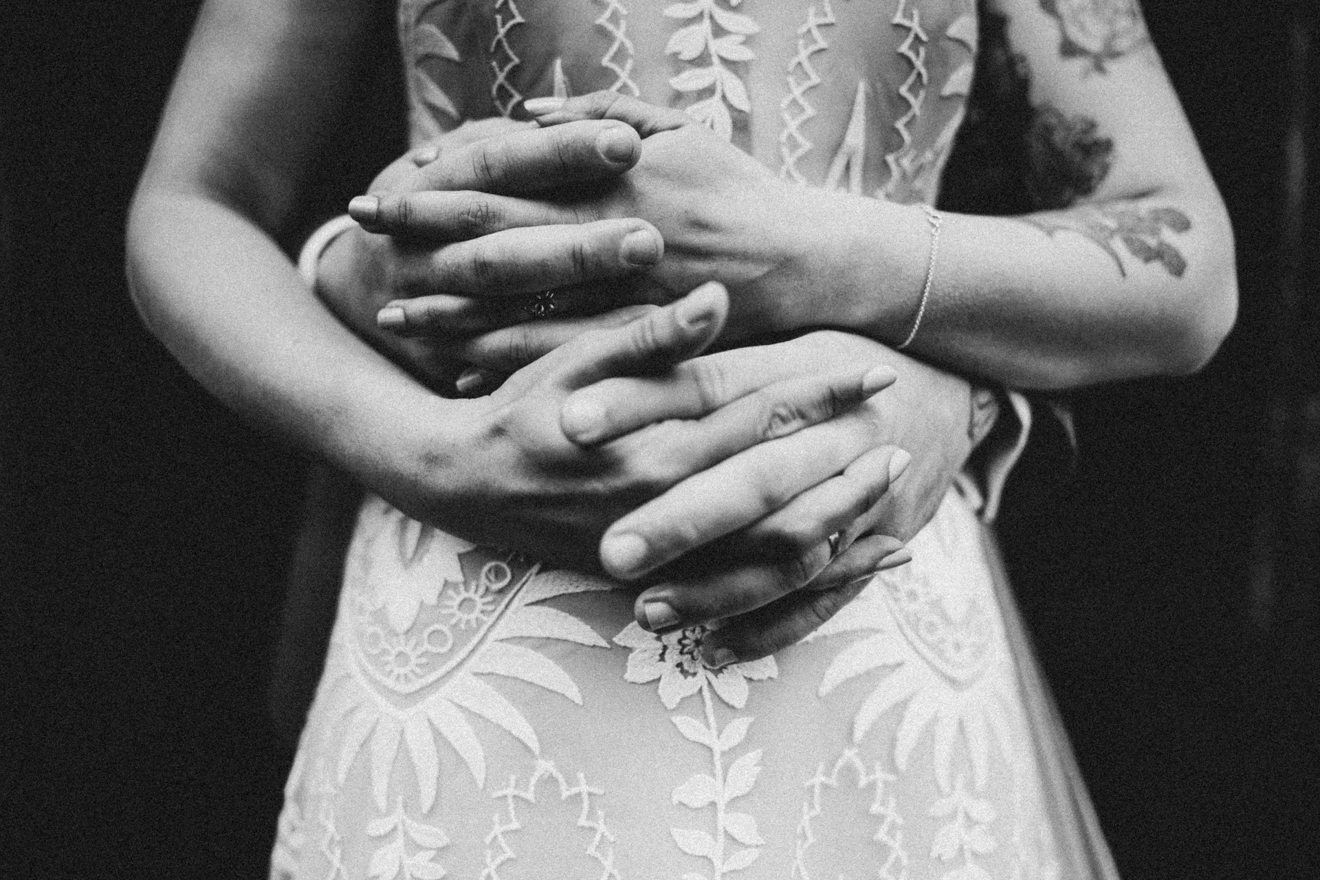 Mains enlacées — détail mariage