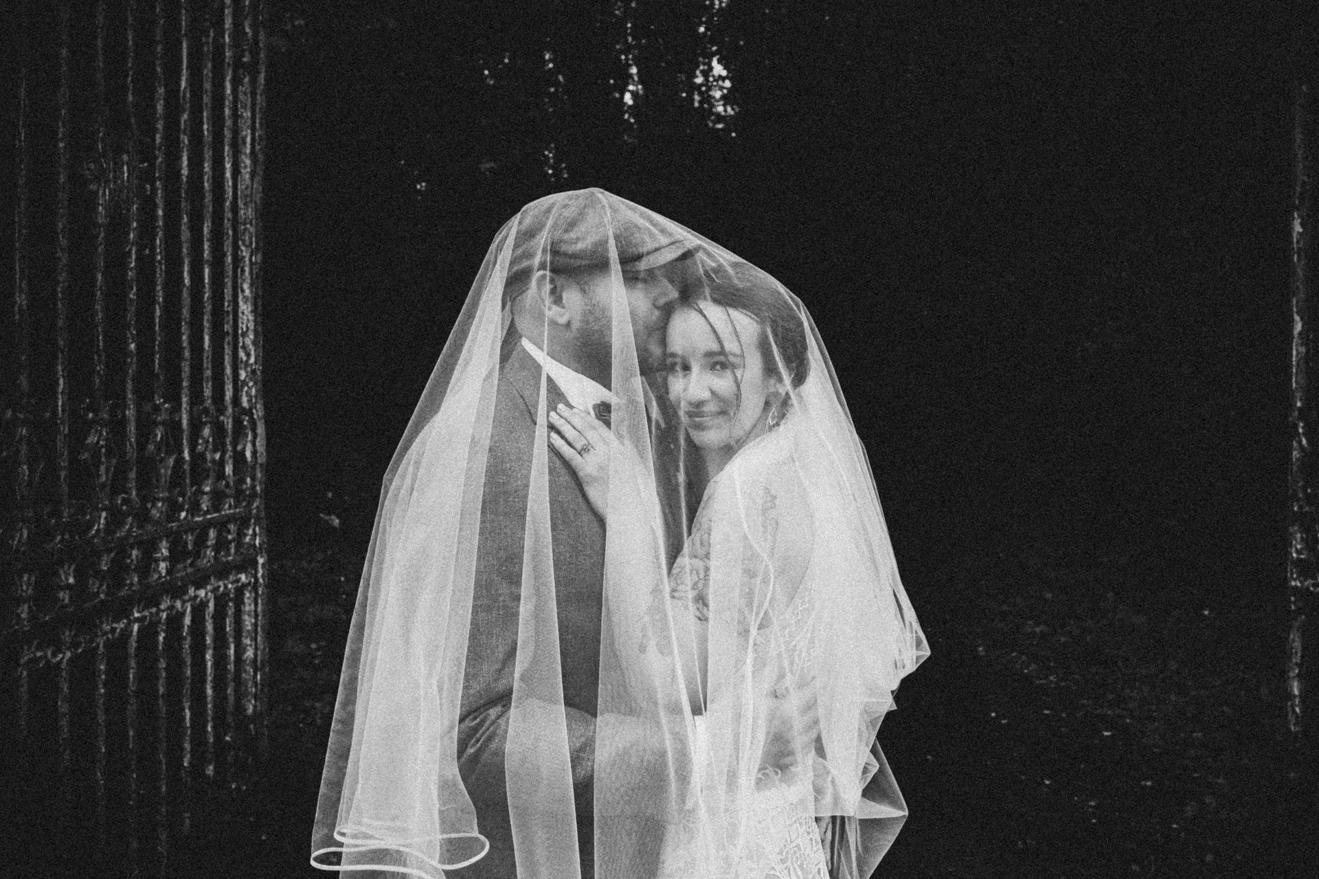 Mariage — couple enlacé au coucher du soleil