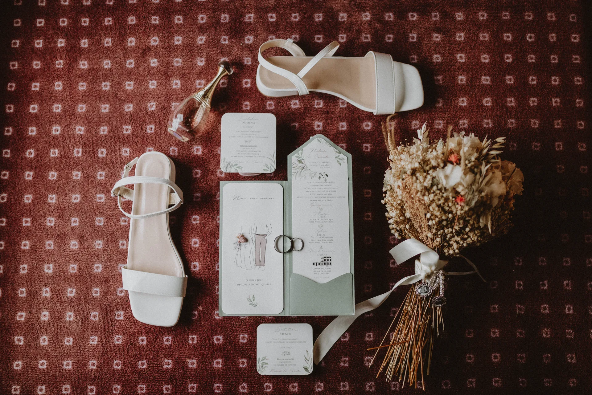 Détails mariage — faire-part, alliances et bouquet