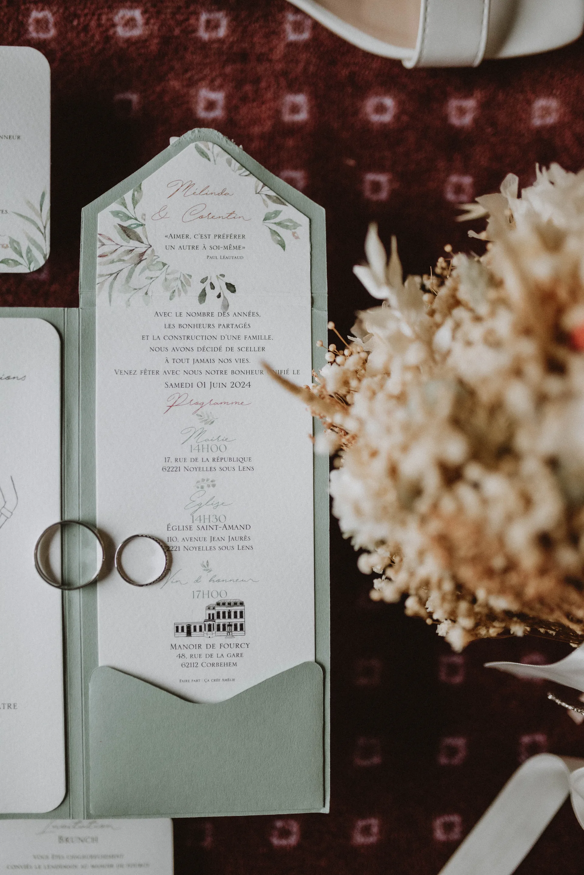 Détails mariage — faire-part et alliances