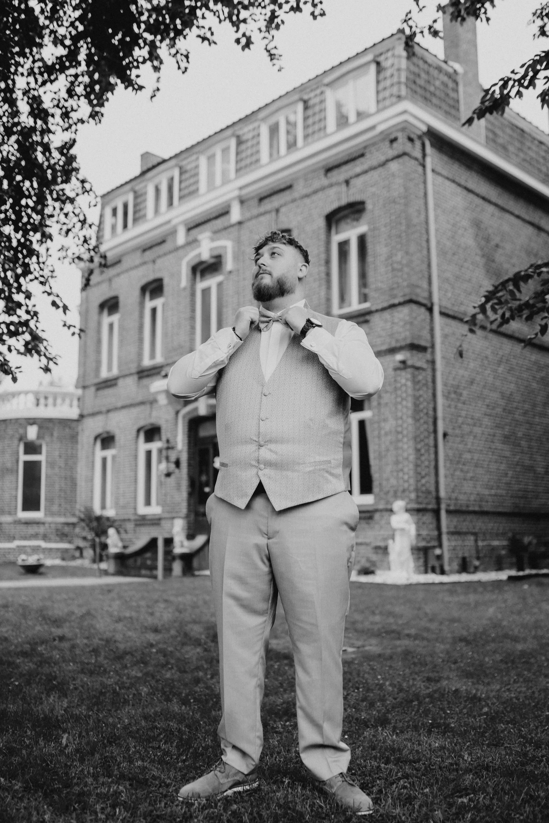 Marié devant le château en noir et blanc