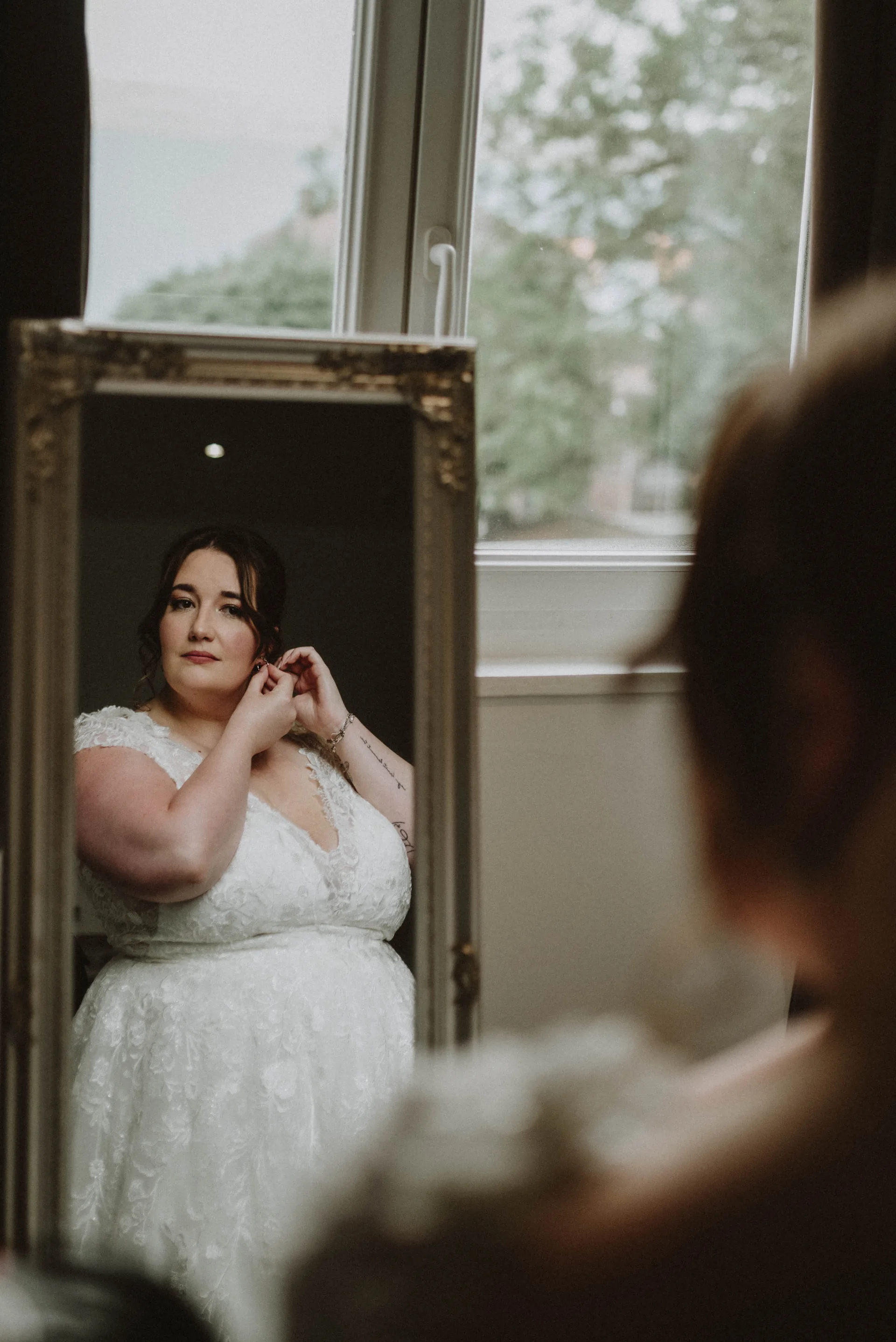 Préparatifs — mariée devant le miroir