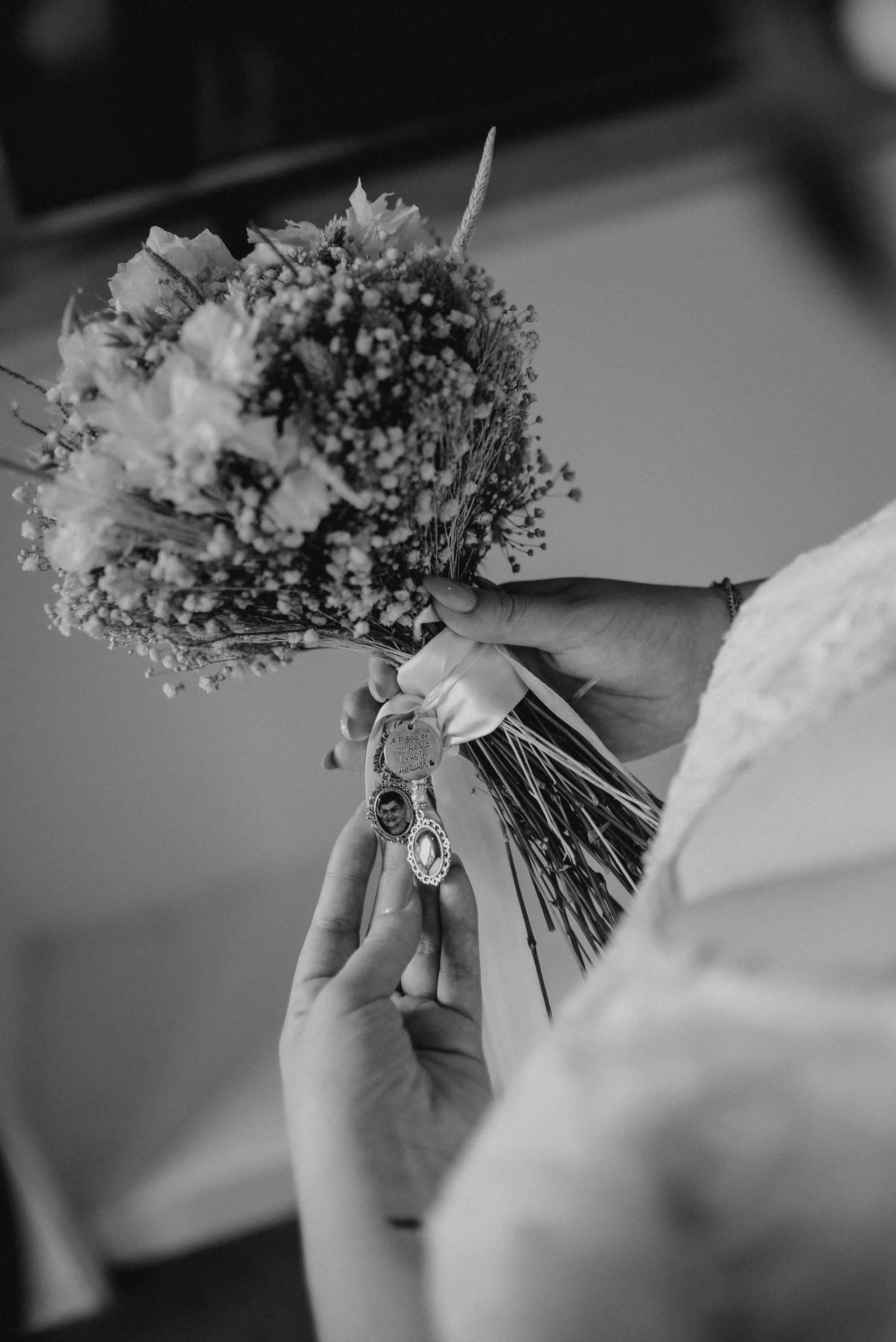 Détails mariage — bouquet et médaillon souvenir