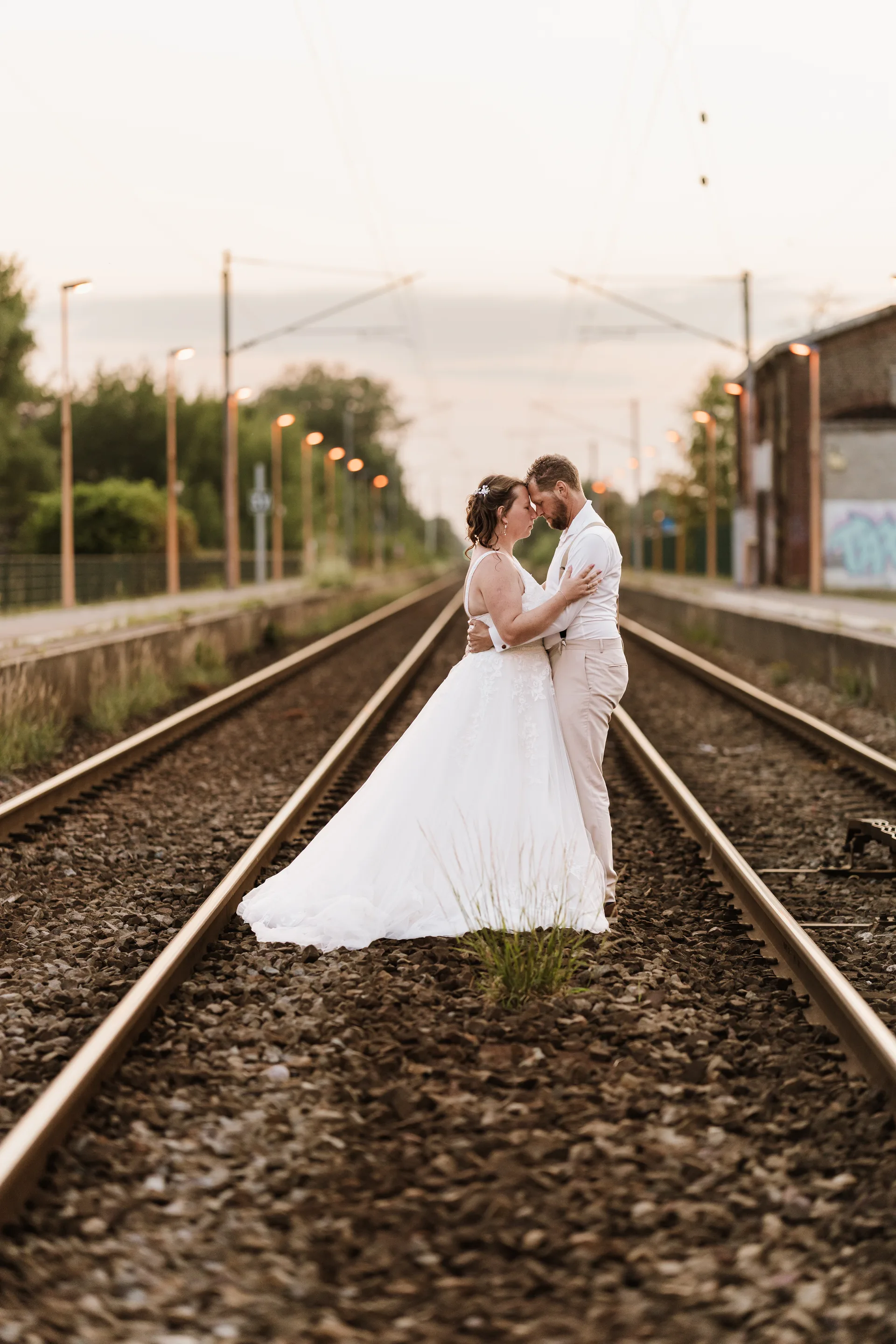 Séance après le mariage — couple en balade