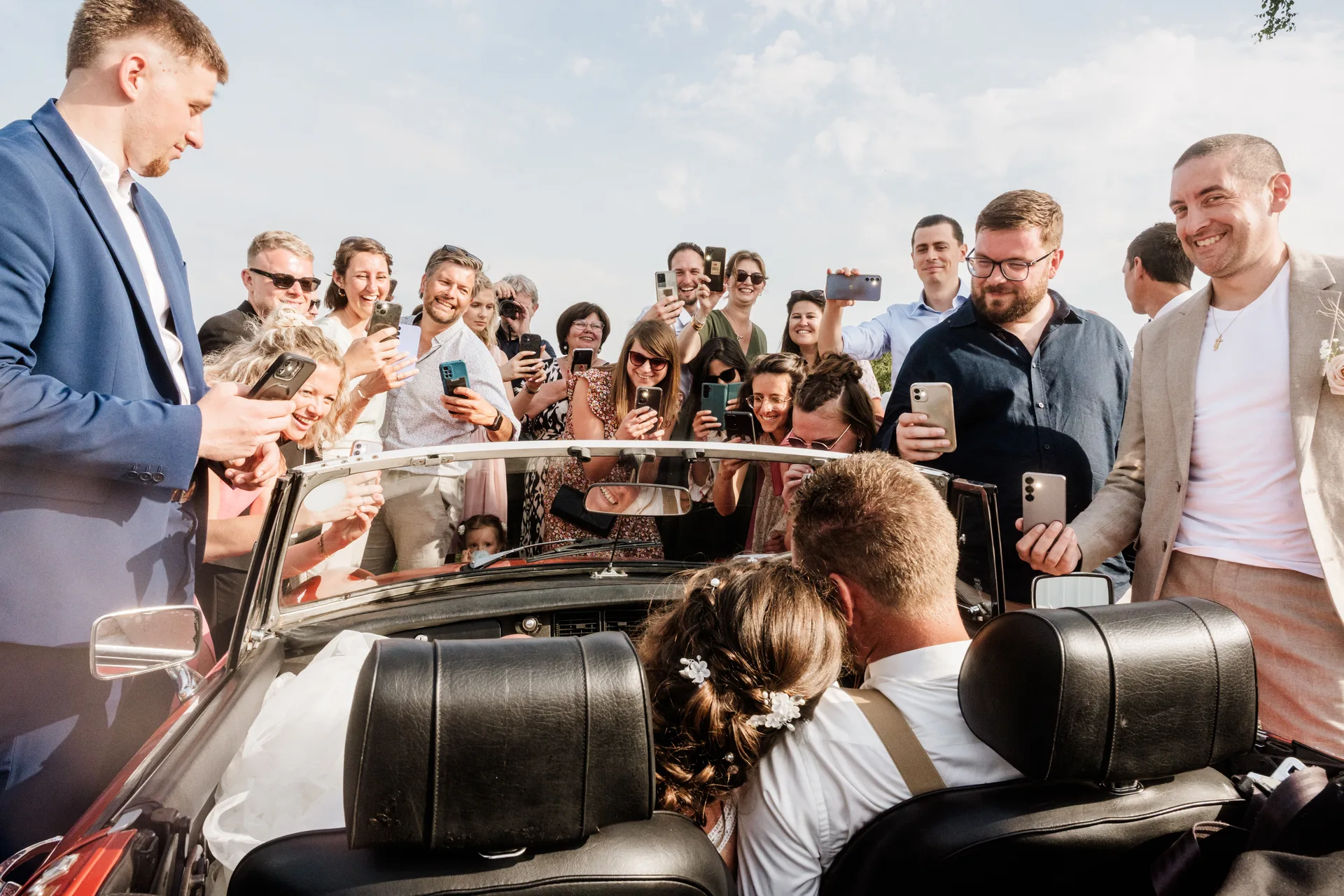 Mariage — sortie en voiture décapotable