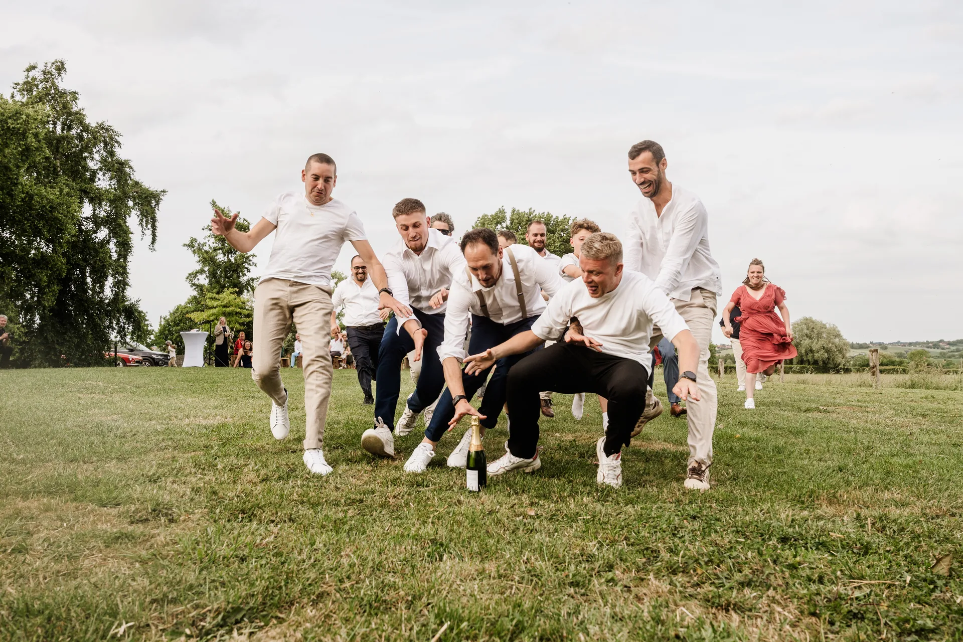 Mariage — couple enlacé en contre-jour