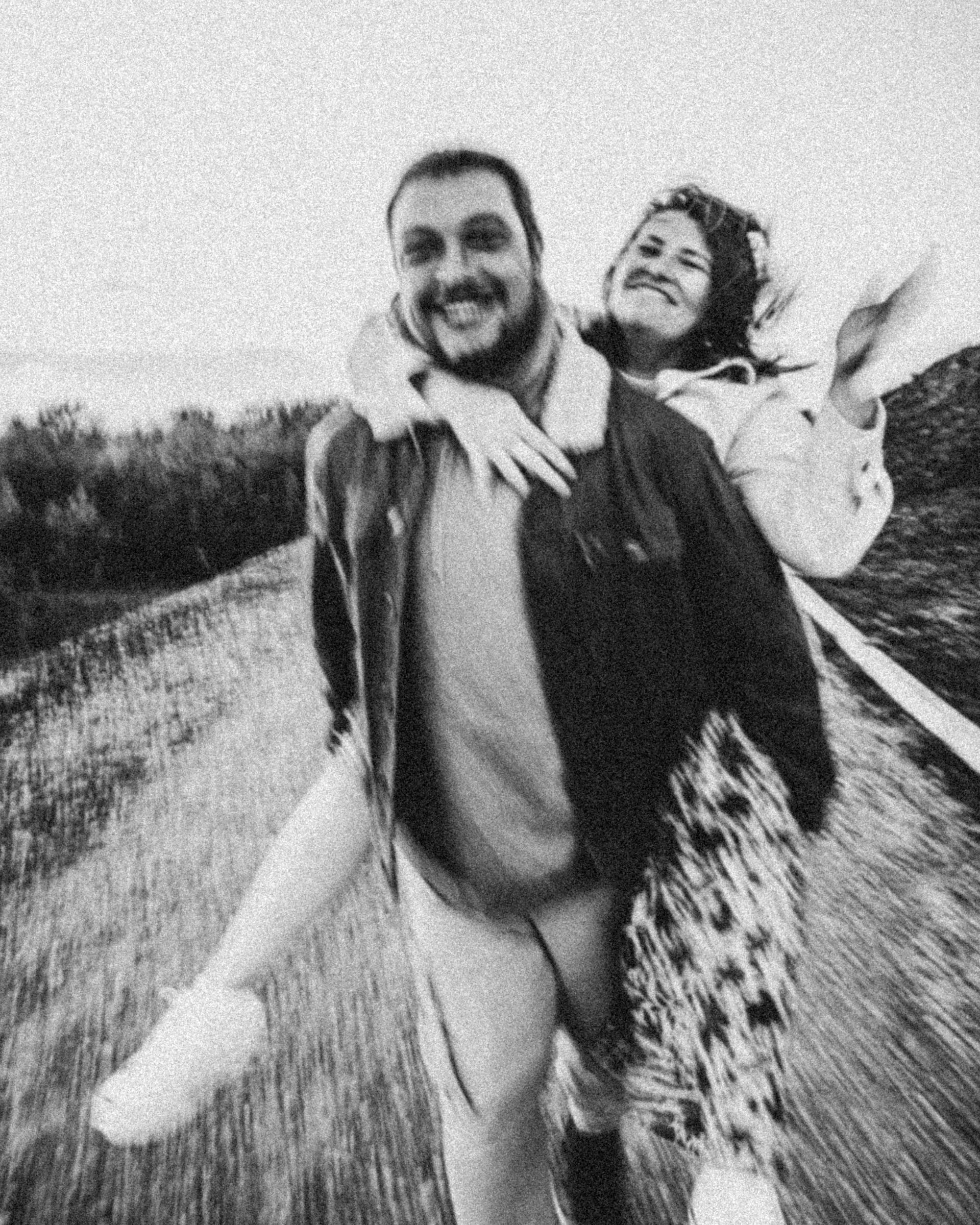 Mariage — couple devant le château sous le voile