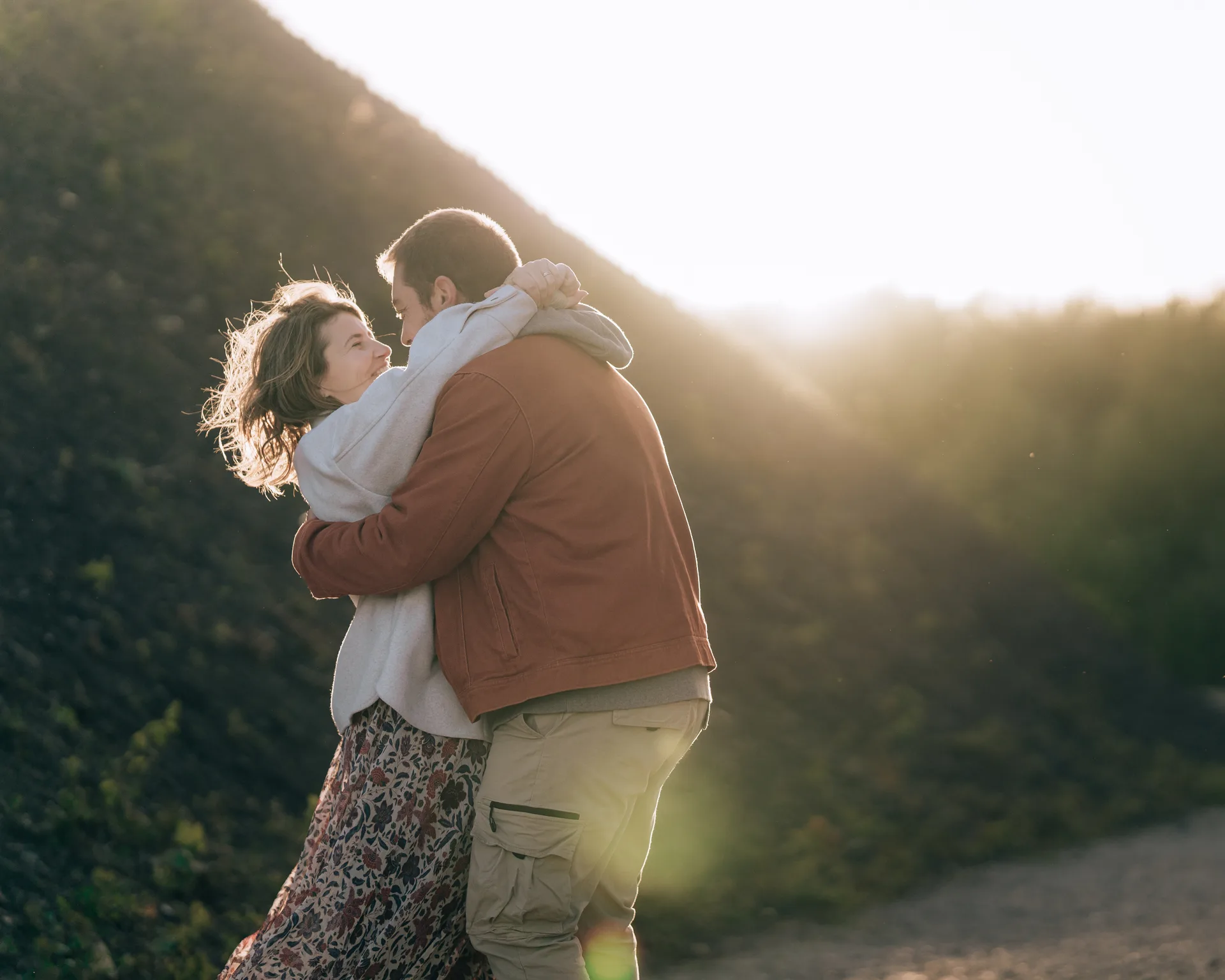 Couple enlacé en contre-jour