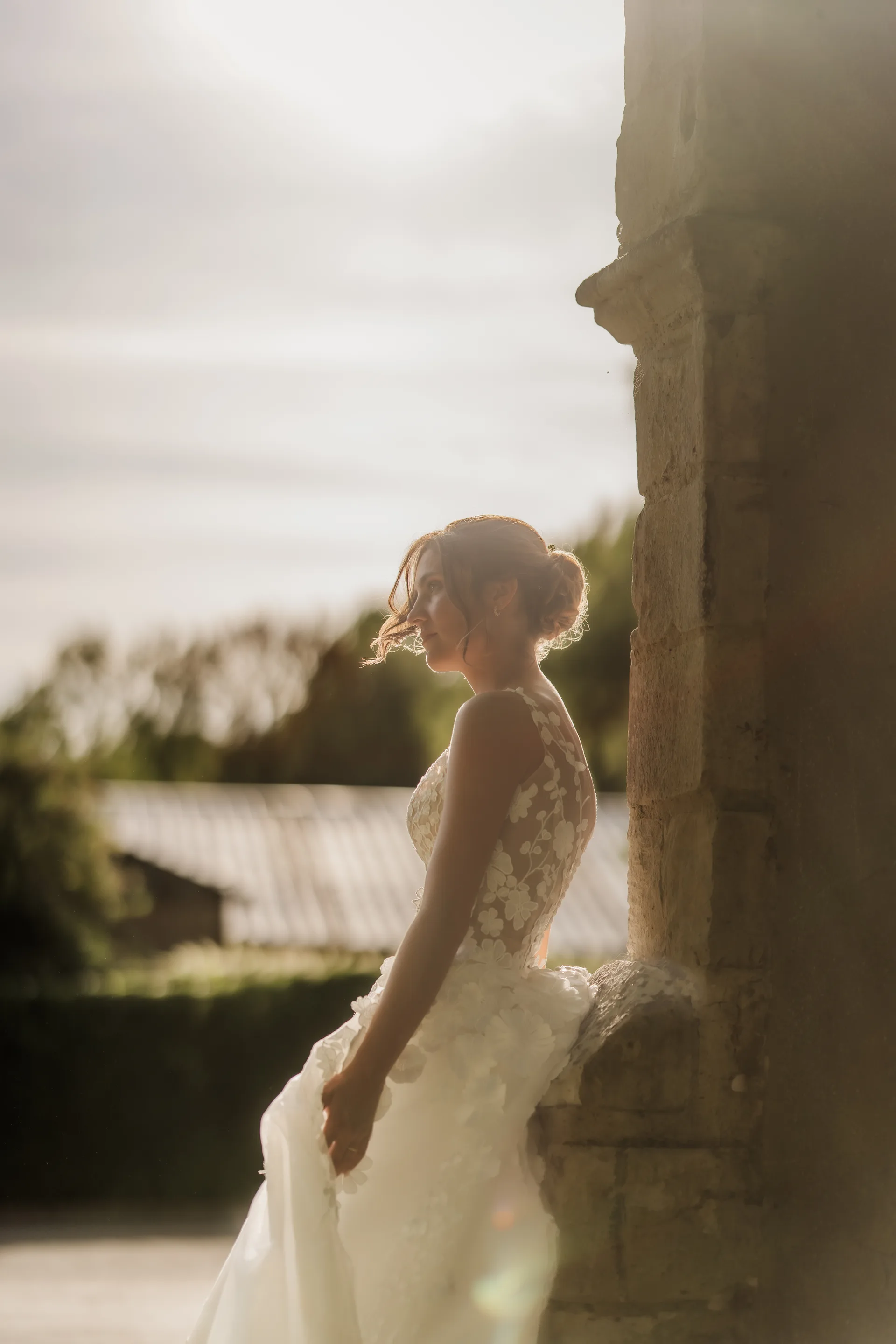 Mariage — couple dans le jardin du domaine