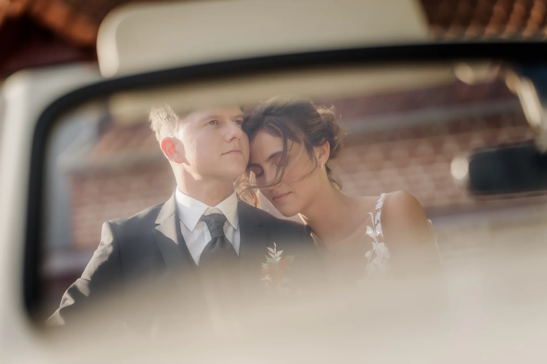 Couple de mariés reflétés dans le rétroviseur d'une voiture vintage — Rémi Pozzo Films