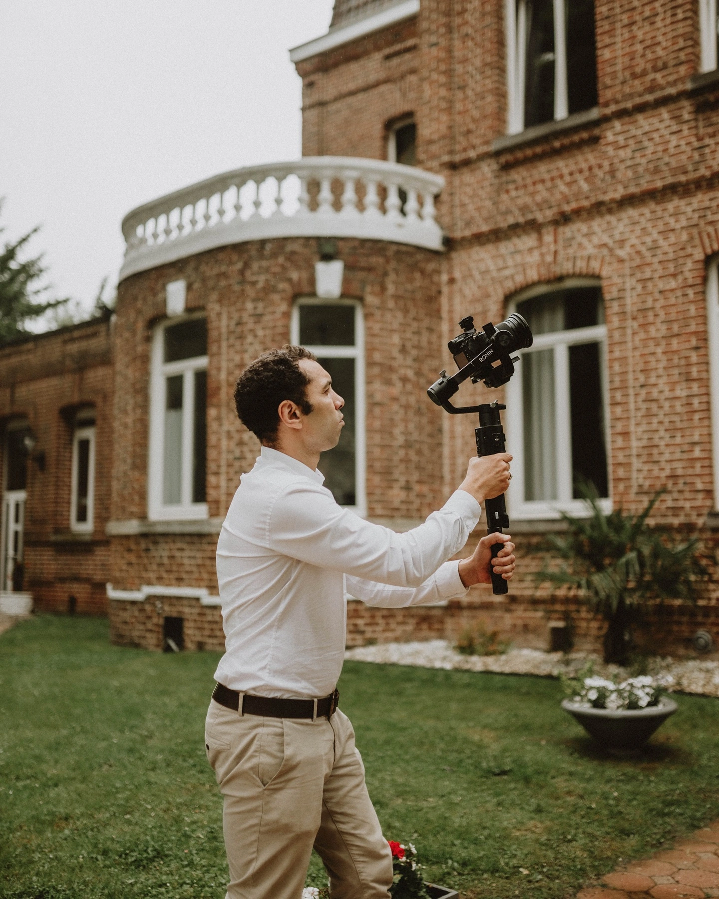 Rémi Pozzo en action avec son gimbal devant un château — vidéaste mariage